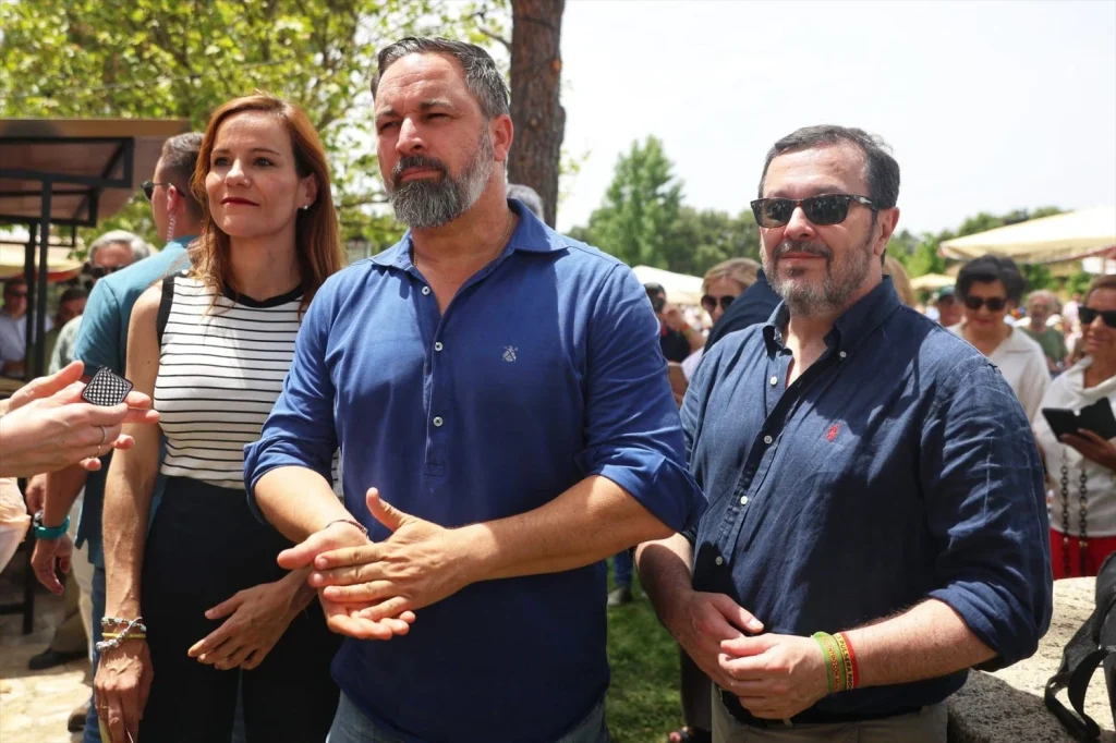  La portavoz de Vox en la Asamblea de Madrid, Isabel Pérez Moñino, el presidente de Vox, Santiago Abascal, y el presidente de Vox en Madrid, José Antonio Fúster, antes de una comida con afiliados y simpatizantes de Vox, en El Jardín de la Chalota, a 1 de junio de 2025, en Navalagamella, Madrid (Fuente: Agencias)
