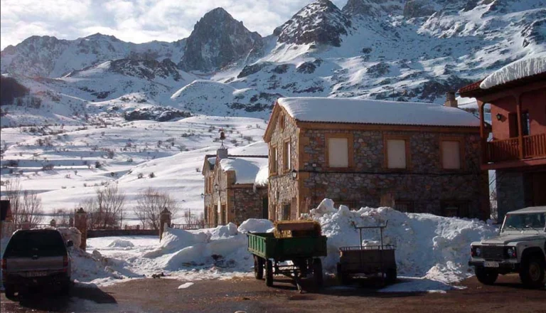 Maraña bajo la nieve: el pueblo de León donde viven más vacas que personas