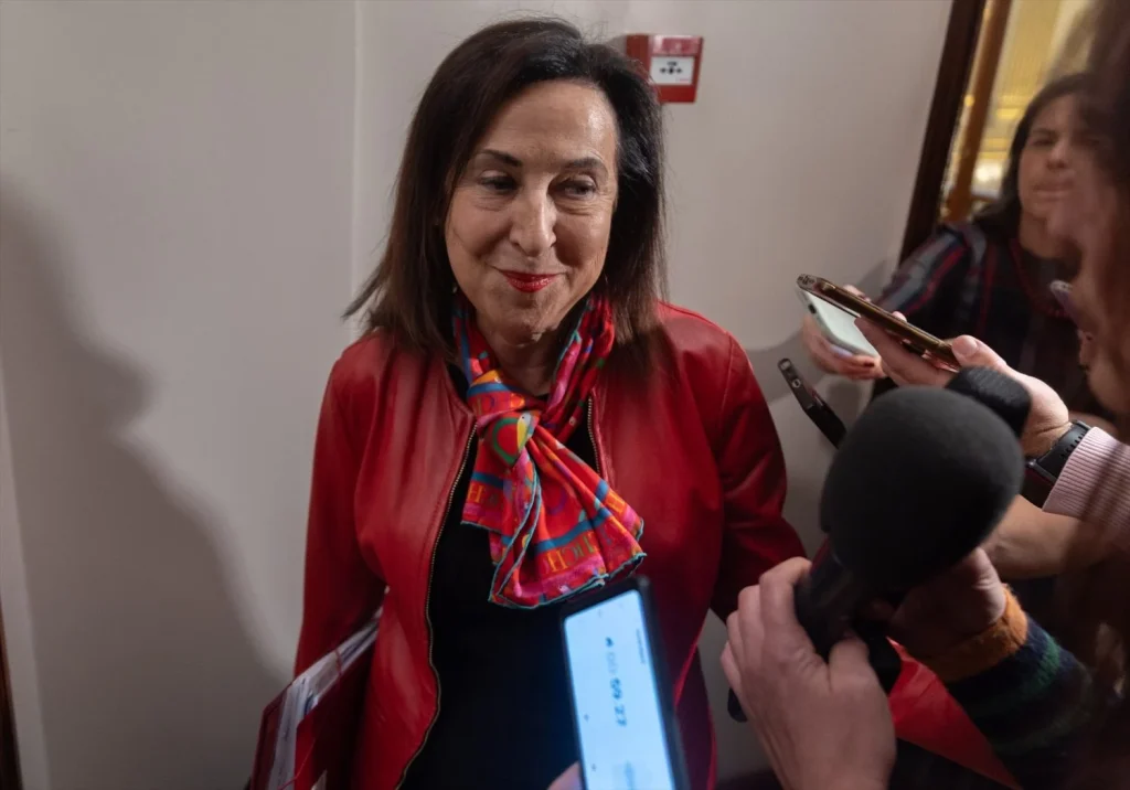 Feijóo exige cuentas al Gobierno de Sánchez por el gasto oculto en Defensa 2 Moncloa La ministra de Defensa, Margarita Robles, atiende a los medios de comunicación a su llegada a la Comisión de Control de los Créditos Destinados a Gastos Reservados, en el Congreso de los Diputados, a 9 de diciembre de 2025, en Madrid (Fuente: Agencias)