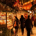 Conoce el tren navideño que cruza los Alpes de noche y convierte el viaje en parte del destino