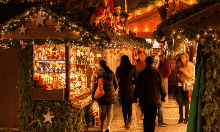 Conoce el tren navideño que cruza los Alpes de noche y convierte el viaje en parte del destino