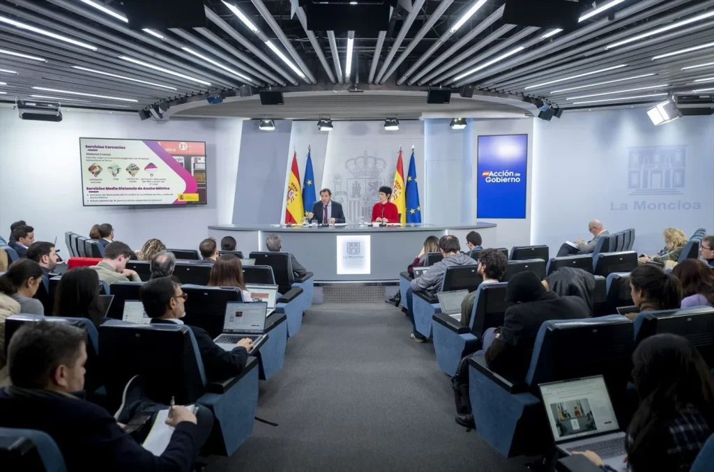 El ministro de Transportes y Movilidad Sostenible, Óscar Puente, y la ministra de Seguridad Social, Inclusión y Migraciones y nueva portavoz del Gobierno, Elma Saiz, durante una rueda de prensa posterior al Consejo de Ministros, en el Palacio de la Moncloa, a 23 de diciembre de 2025, en Madrid (Fuente: agencias)