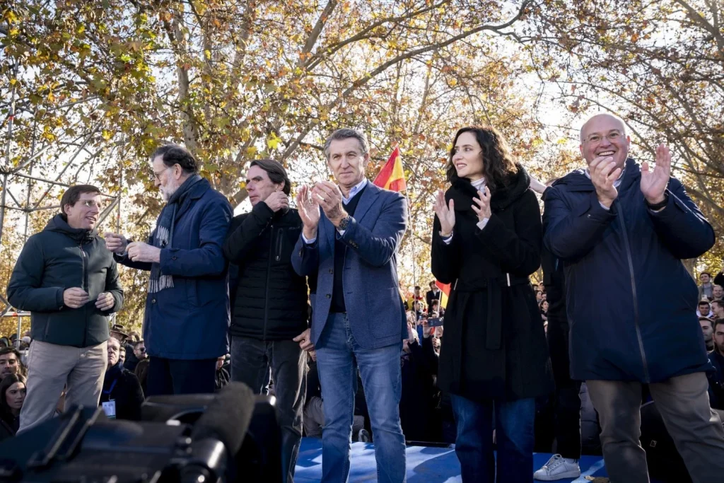 La presidenta de la Comunidad de Madrid, Isabel Díaz Ayuso, el secretario general del PP, Miguel Tellado, durante la concentración contra la corrupción del Gobierno convocada por el PP, en el Templo de Debod, a 30 de noviembre de 2025, en Madrid (Fuente: Agencias). 