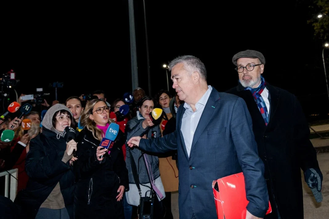 Santos Cerdán carcel de Soto Santos Cerdán y su abogado Jacobo Teijelo a la salida de la cárcel de Soto del Real el 19 de noviembre de 2025. EP