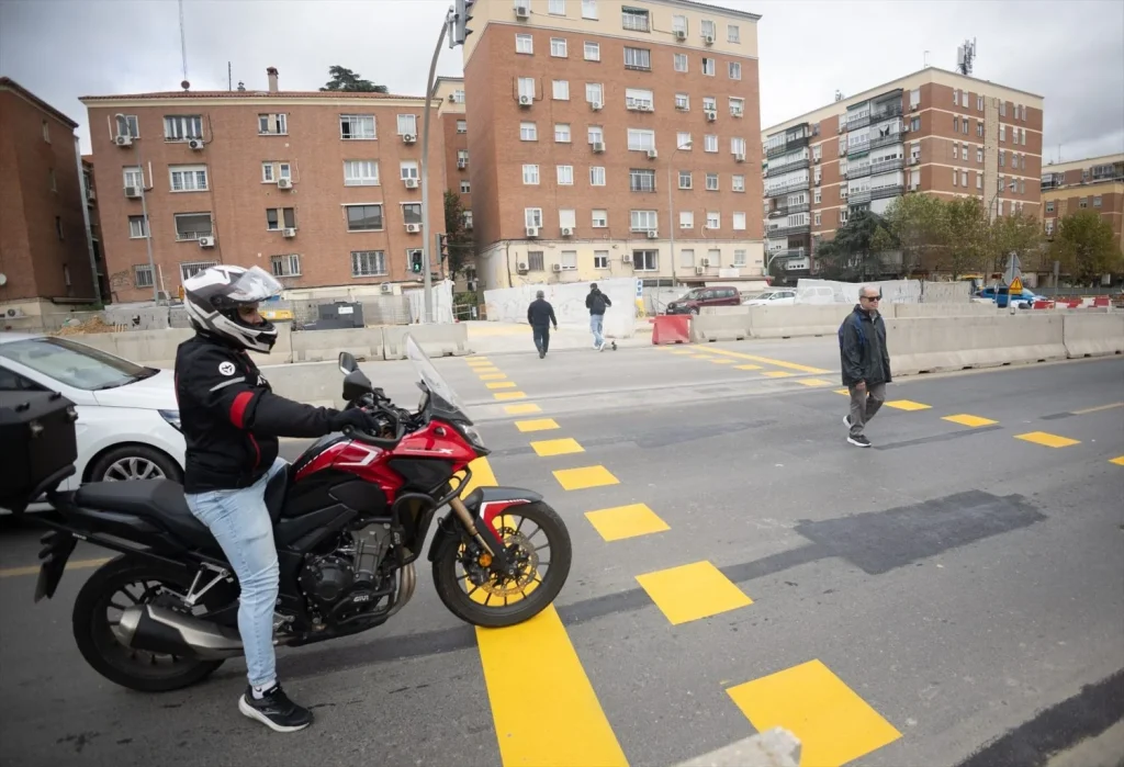 El Ayuntamiento de Madrid impulsa el reequilibrio con nuevas inversiones en el Plan SURES 1 Moncloa El Ayuntamiento de Madrid pone en marcha un nuevo paso peatonal inteligente para mejorar la accesibilidad durante las obras de soterramiento de la A-5 en las proximidades de la calle Villagarcía, a 24 de octubre de 2025, en Madrid (Fuente: Agencias)