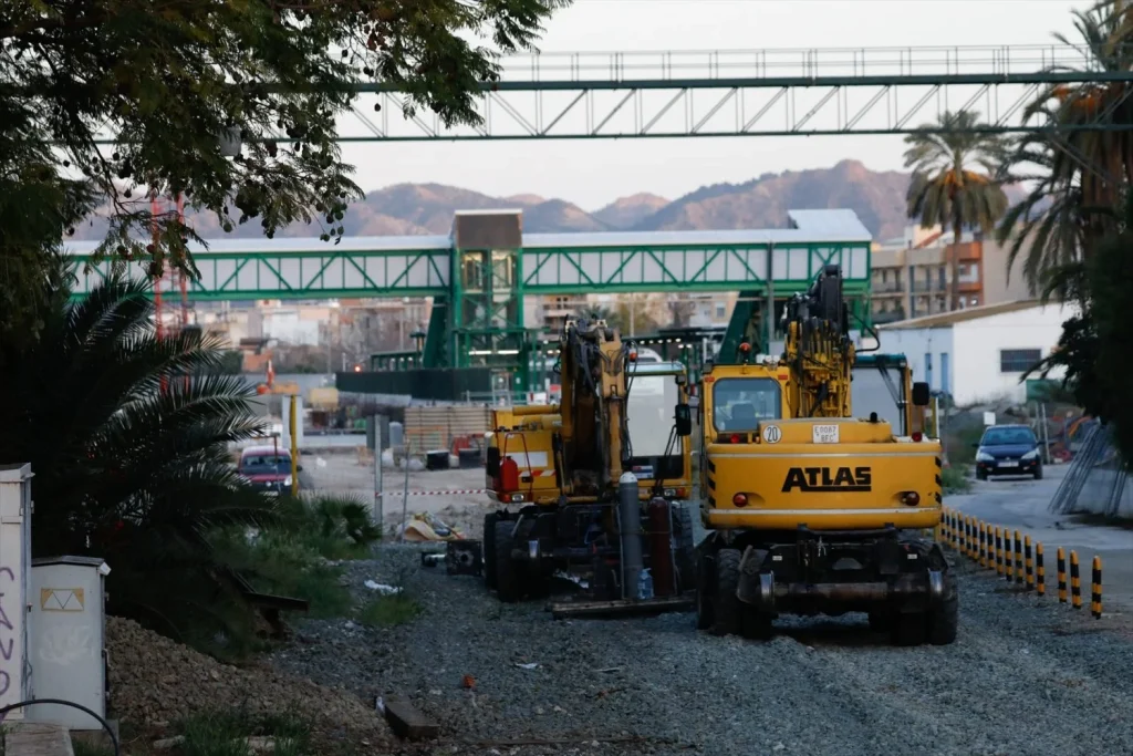 Un tractor en las obras de la última fase del soterramiento de las vías de la estación del Carmen de Murcia, a 28 de febrero de 2022, en Murcia (Fuente: Agencias).