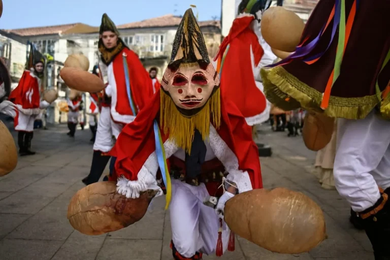Hormigas rabiosas y máscaras de madera: el carnaval más salvaje de España no es el que sale en la tele