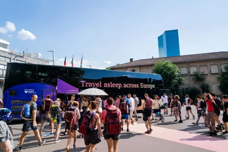 Cena en Barcelona y despierta en los Alpes: el nuevo autobús nocturno con camas reales que te ahorra el hotel y el estrés de volar