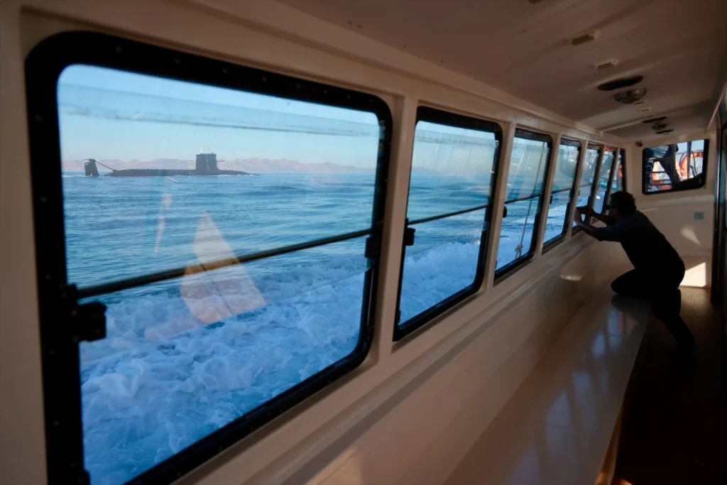 Un hombre fotografía al submarino Isaac Peral (S-81), a 17 de noviembre de 2023, en Navantia, Cartagena, Murcia (España). El Isaac Peral (S-81) es un submarino de la clase S-80 perteneciente a la Armada Española (Fuente: Agencias)