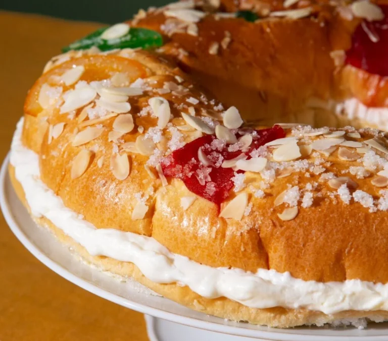 Así puedes hacer un roscón de bizcocho relleno de crema esponjoso y perfecto para compartir