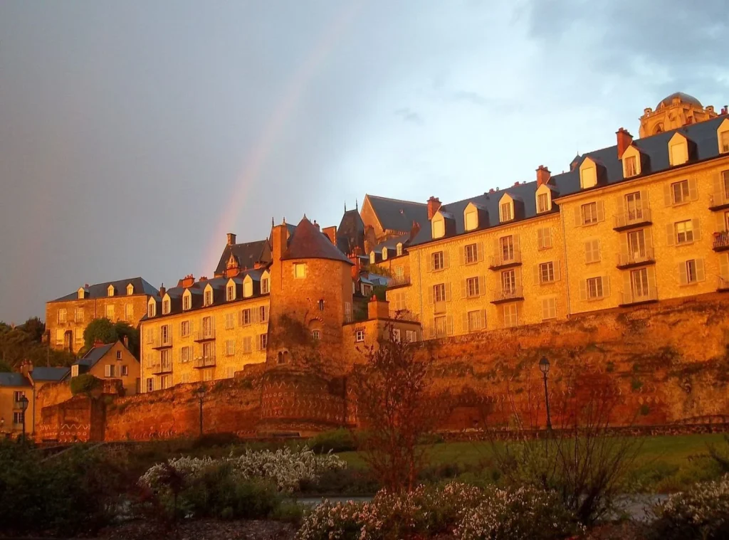 El eco de las carreras y la calma de los monasterios
