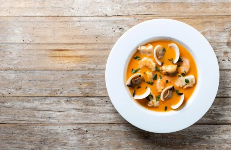 Sopa de pescado con fideos y almejas, el clásico marino que conquista en cada cucharada