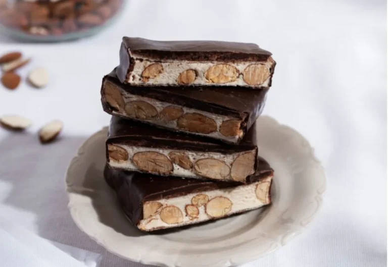 Así se prepara el turrón casero de chocolate y cacahuetes más irresistible del invierno