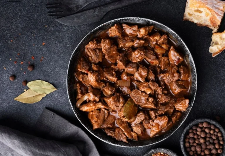 Cómo preparar un guiso de ternera al vino tinto tierno y lleno de matices perfecto para un día frío