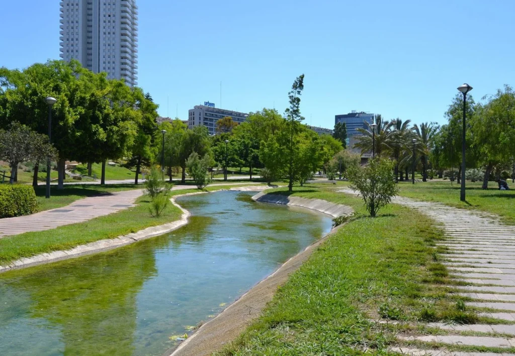 Valencia lo tiene todo y estos lugares lo demuestran mejor de lo que imaginas 4 Moncloa El Jardín del Turia al atardecer