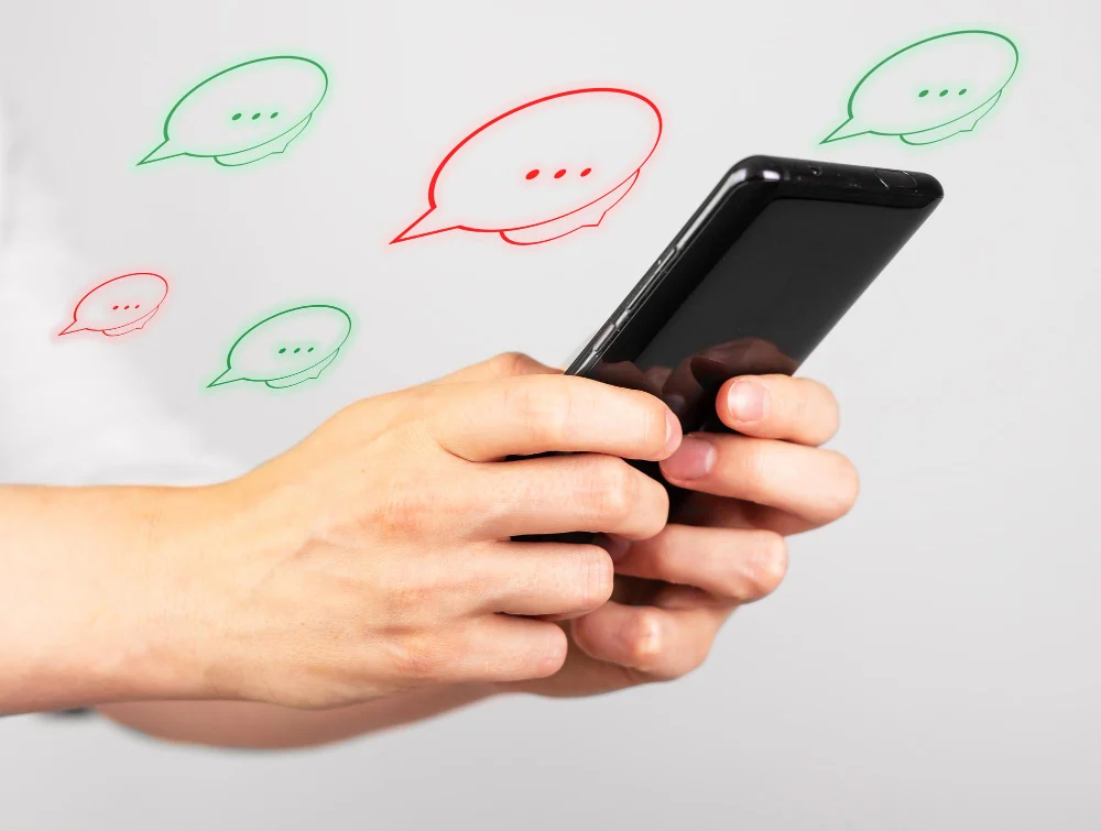 Tu grupo de padres del cole puede salirte carísimo: así te vacían la cuenta usando solo WhatsApp 2 Moncloa En esta sección abordamos las consecuencias emocionales tras la estafa en el grupo de padres, explicando por qué muchos afectados tardan en denunciar los hechos. Fuente: Freepik