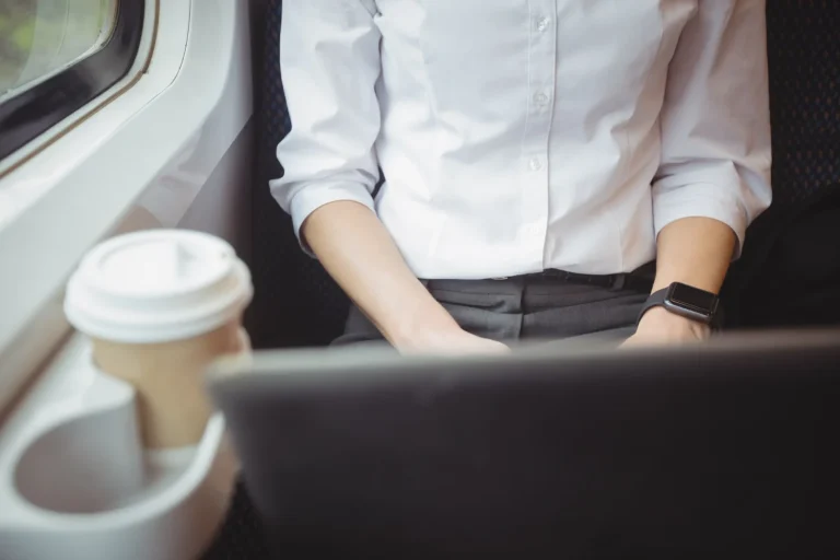 ¿Sigues pidiendo café en el avión? La brutal advertencia de un azafato que te corta las ganas