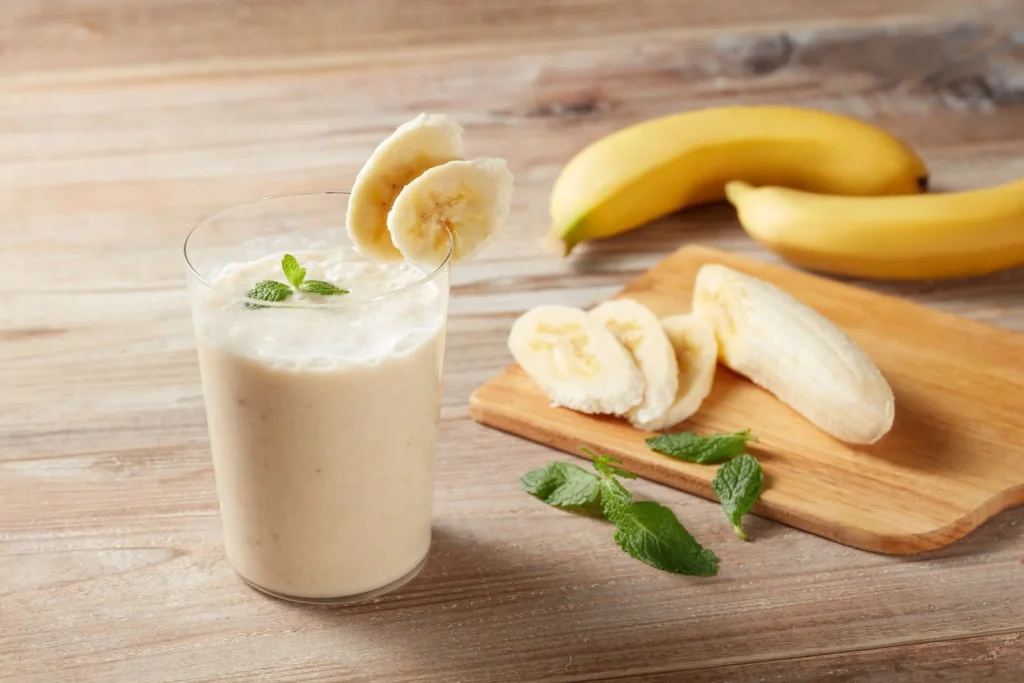 El batido que te hace sentir más lleno entre comidas 