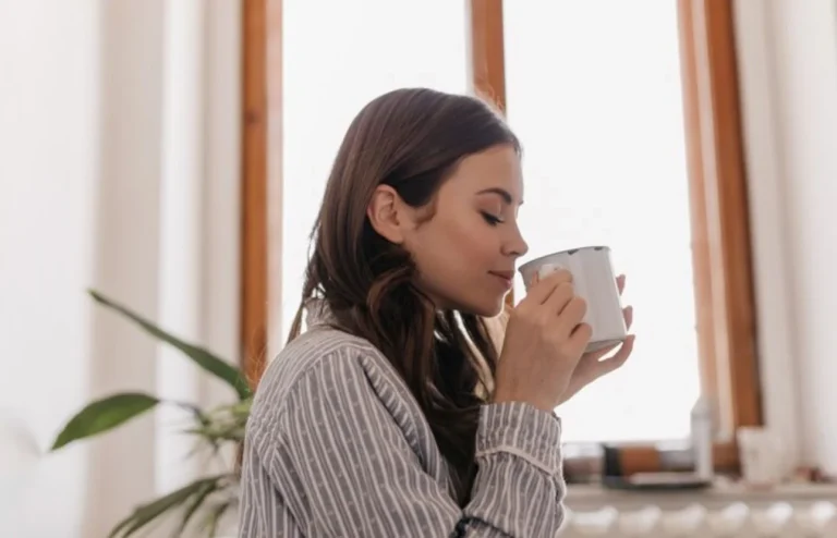 Tomar café nada más levantarte no es buena idea: esto recomiendan los expertos