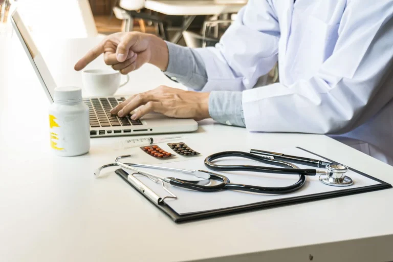 “Desde tu cocina puedes proteger tu salud y este antigripal natural lo demuestra”, revela el Dr. Julián Álvarez (38), nutricionista con enfoque holístico