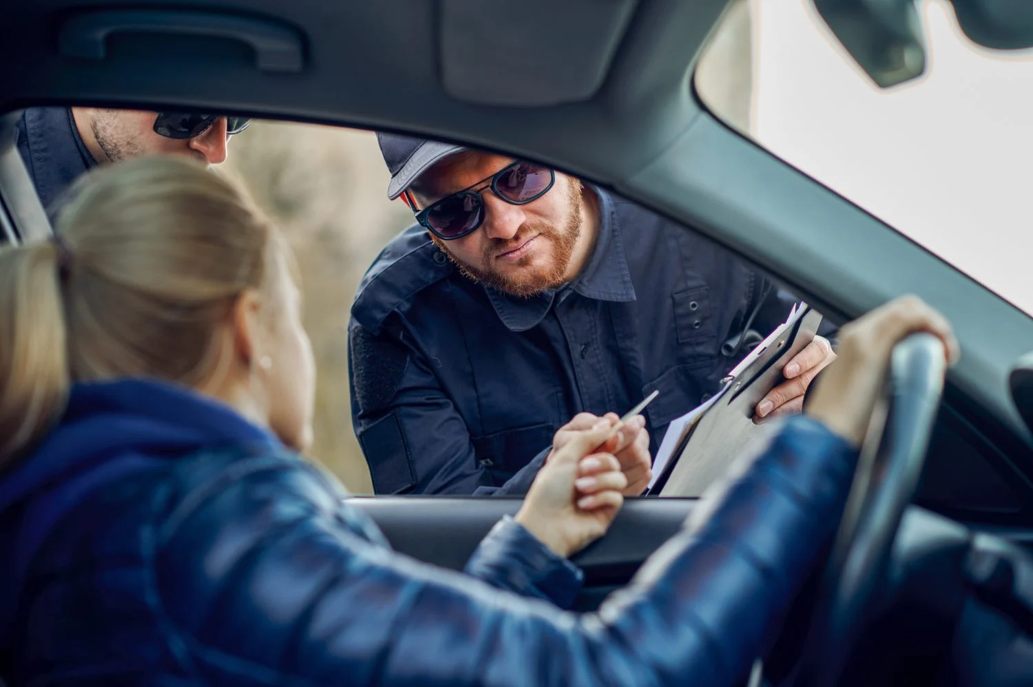 DGT al ataque: Ahora miras una notificación dos segundos y te juegas 500 euros, 6 puntos y algo mucho peor