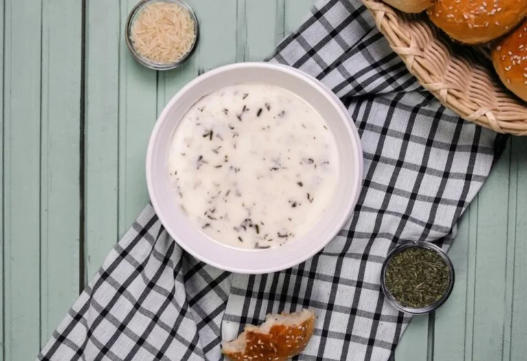 La crema andaluza de ajo asado y almendras que transforma ingredientes humildes en puro sabor