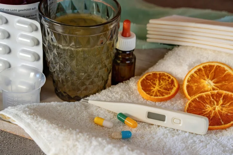 “Mucho cuidado con los remedios naturales que ves en redes sociales, no todos funcionan o son saludables”, advierte el Dr. Fernando Olivares (45), gastroenterólogo