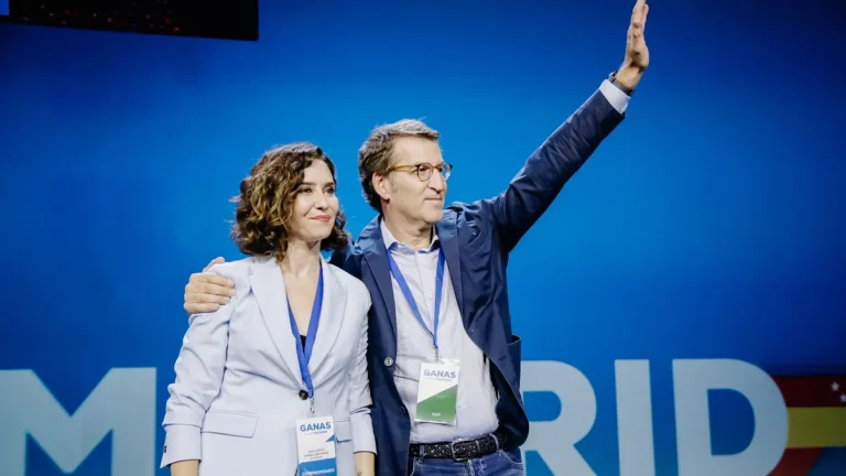 Ayuso intenta cerrar filas en público con Feijóo tras más de tres años de rumores