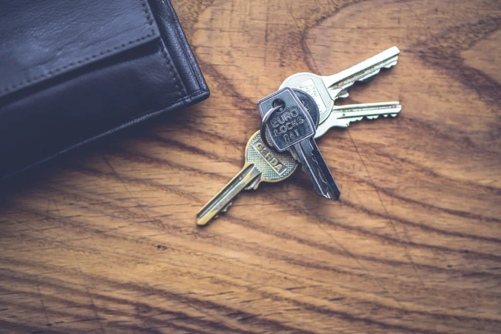 El derecho a la vivienda Vs, el delito de allanamiento: las dos caras de la moneda