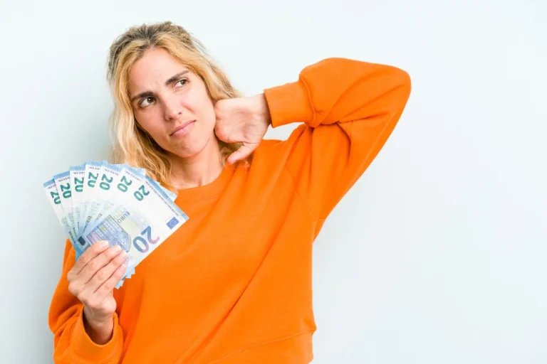 Te casas y tus tíos te dan un sobre con dinero: por qué ingresarlo en el banco es la peor idea que puedes tener