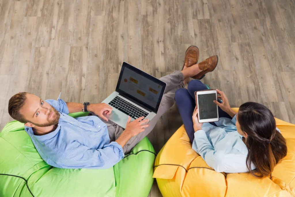 Óscar Mena (47), experto en ciberseguridad: “Cada contraseña repetida es una puerta abierta para que alguien entre en tu cuenta… o en tu vida entera” 1 Moncloa Exploramos las consecuencias devastadoras de ignorar las normas básicas de protección digital y el alto precio personal que pagan las víctimas. Fuente: Freepik