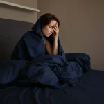 Duermes 8 horas y amaneces roto: el remedio que arregla el error que te machaca el descanso