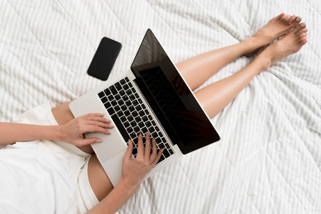 Óscar Mena (47), experto en ciberseguridad: “Cada contraseña repetida es una puerta abierta para que alguien entre en tu cuenta… o en tu vida entera” 2 Moncloa Desmontamos la falsa creencia de que el robo de cuentas solo afecta a millonarios o celebridades y explicamos por qué todos somos objetivos. Fuente: Freepik