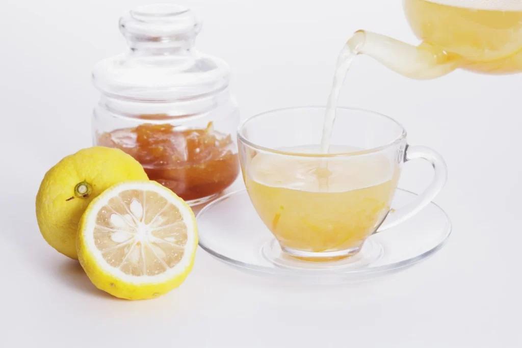 Dr. Santiago Paredes (38), neumólogo: “El resfriado invernal se puede prevenir y aliviar con esta receta cargada de vitamina C” 1 Moncloa Los remedios naturales son lo mejor para prevenir el resfriado