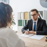 «¿Tienes pareja?»: La pregunta inocente en la entrevista que es totalmente ilegal (y cómo usarla a tu favor para que te contraten o paguen)