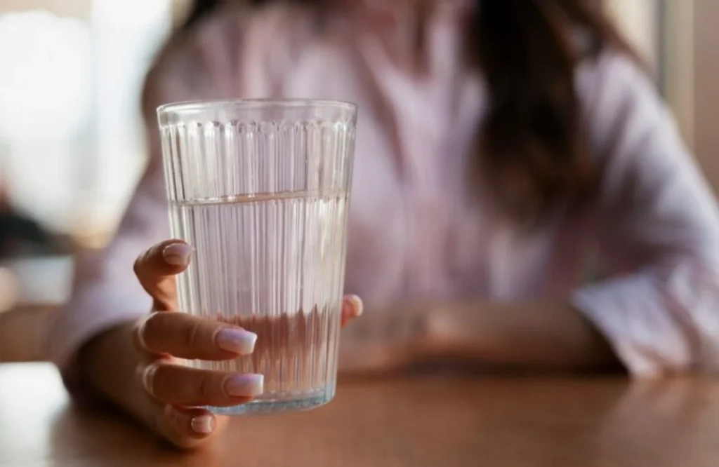 Un vaso de agua antes del café marca la diferencia