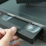 Tardabas horas rebobinando VHS: 7 rituales de videoclub que Netflix mató