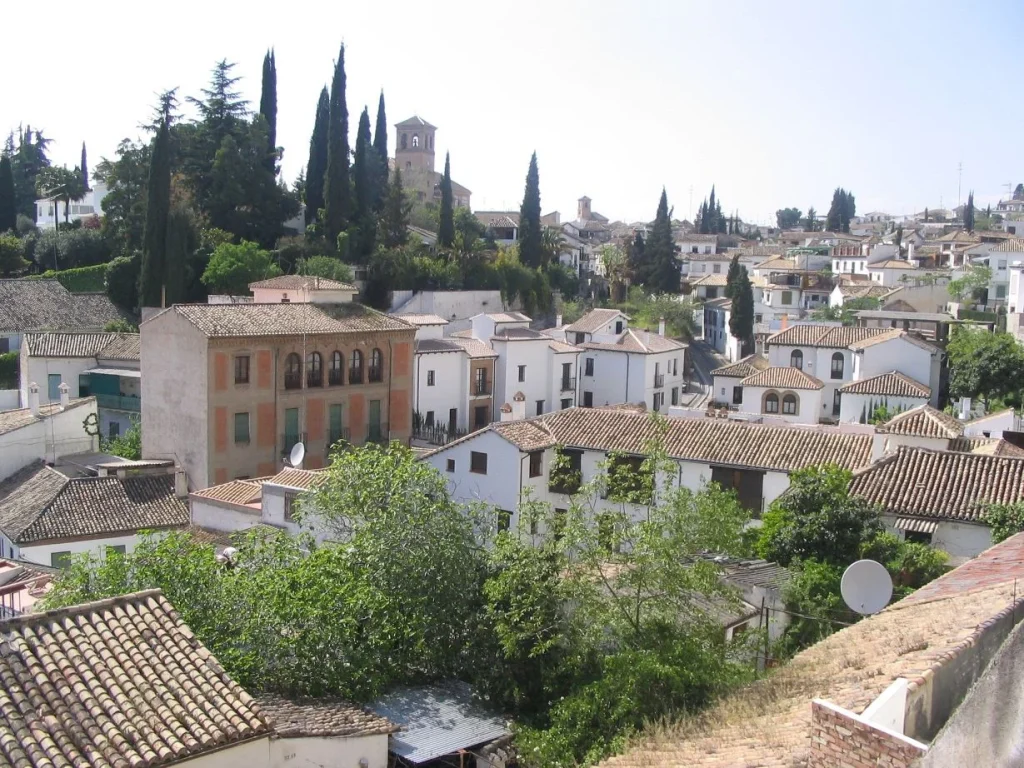 El Albaicín, un barrio de Granada que se recorre sin prisa