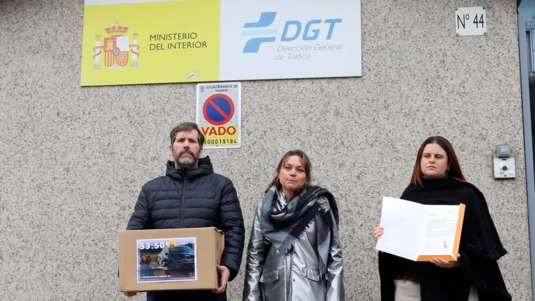 Entregan 53.500 firmas en la DGT contra la obligatoriedad de la baliza V16