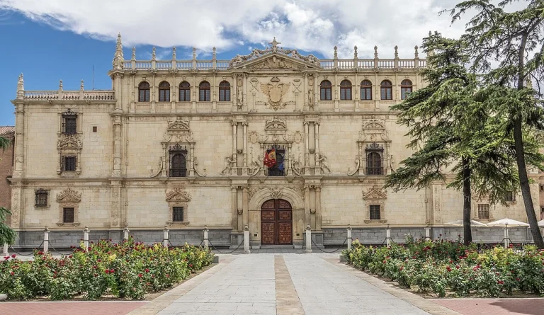 Recorre la Universidad de 1499 a 30min Madrid que entrega el Premio Cervantes: aulas originales 500 años y una catedral gótica intacta