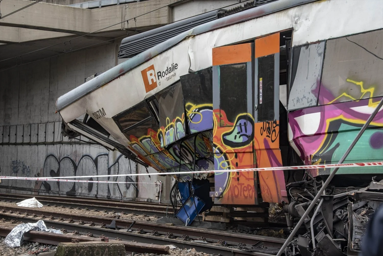 Así quedo el tren de Rodalies accidentado en Barcelona (Fuente: Agencias) Así quedo el tren de Rodalies accidentado en Barcelona (Fuente: Agencias)