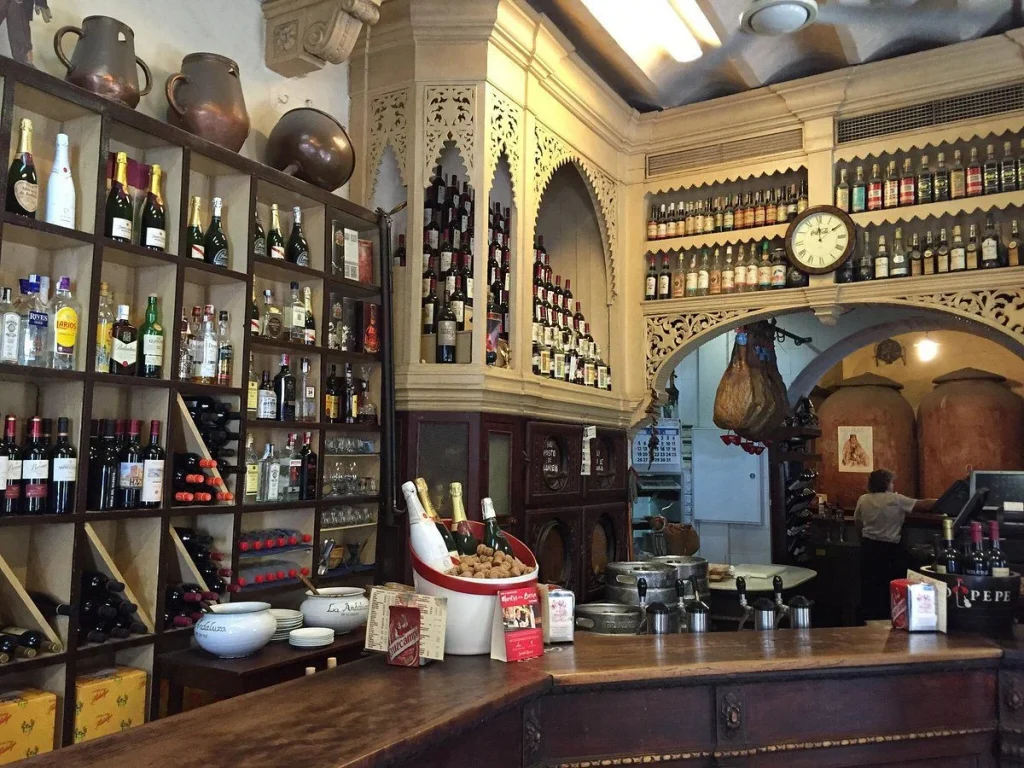 3 lugares de Sevilla que enamoran a quienes los visitan y donde la comida es la gran protagonista 8 Moncloa Casa Morales, sabor tradicional