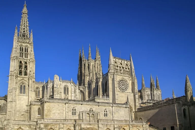 La Catedral de Burgos en febrero como nunca la viste: sin colas, tren desde 18€, y la noche regalada a menos de 30€
