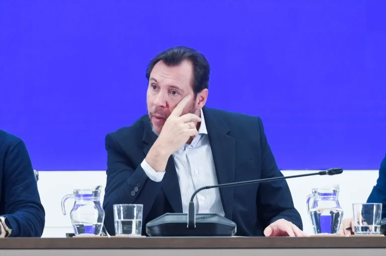 ‘Datos, no relatos’: la táctica de Sánchez para salvar a Óscar Puente tras Adamuz