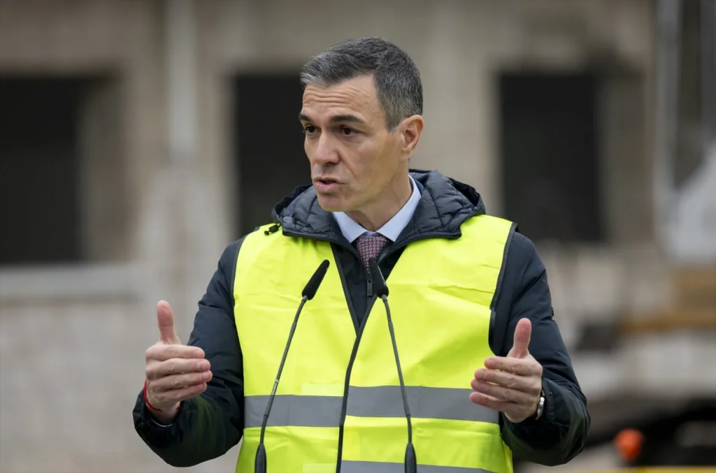 Feijóo arremete contra el Gobierno por su falta de autoridad ante la crisis ferroviaria 1 Moncloa El presidente del Gobierno, Pedro Sánchez, durante el acto de demolición de los primeros edificios del acuartelamiento de Campamento, a 12 de enero de 2026, en Madrid (Fuente: Agencias)