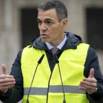 Las bombas de humo de Pedro Sánchez contra los casos de corrupción