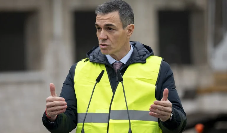 Las bombas de humo de Pedro Sánchez contra los casos de corrupción