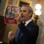 El PP acusa a Sánchez de usar a los pensionistas como rehenes para sobrevivir