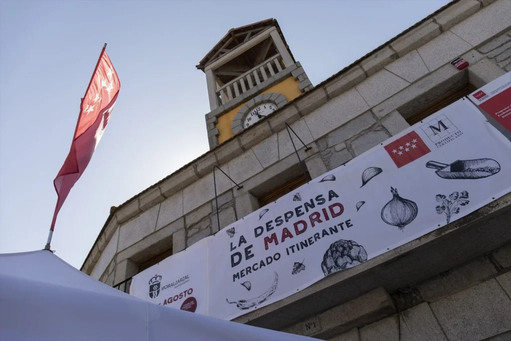 EuropaPress 3893702 ayuntamiento moralzarzal junto banderas anuncian mercadillo despensa madrid Moncloa