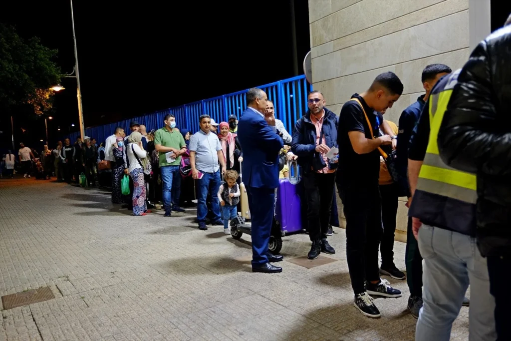 EuropaPress 4454193 varias personas esperan cruzar frontera espana marruecos melilla 17 mayo Moncloa